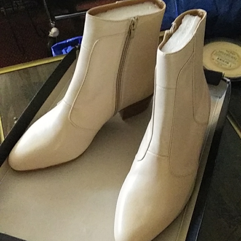 Brand New pair of Giorgio Brutini Cream colour boots/shoes